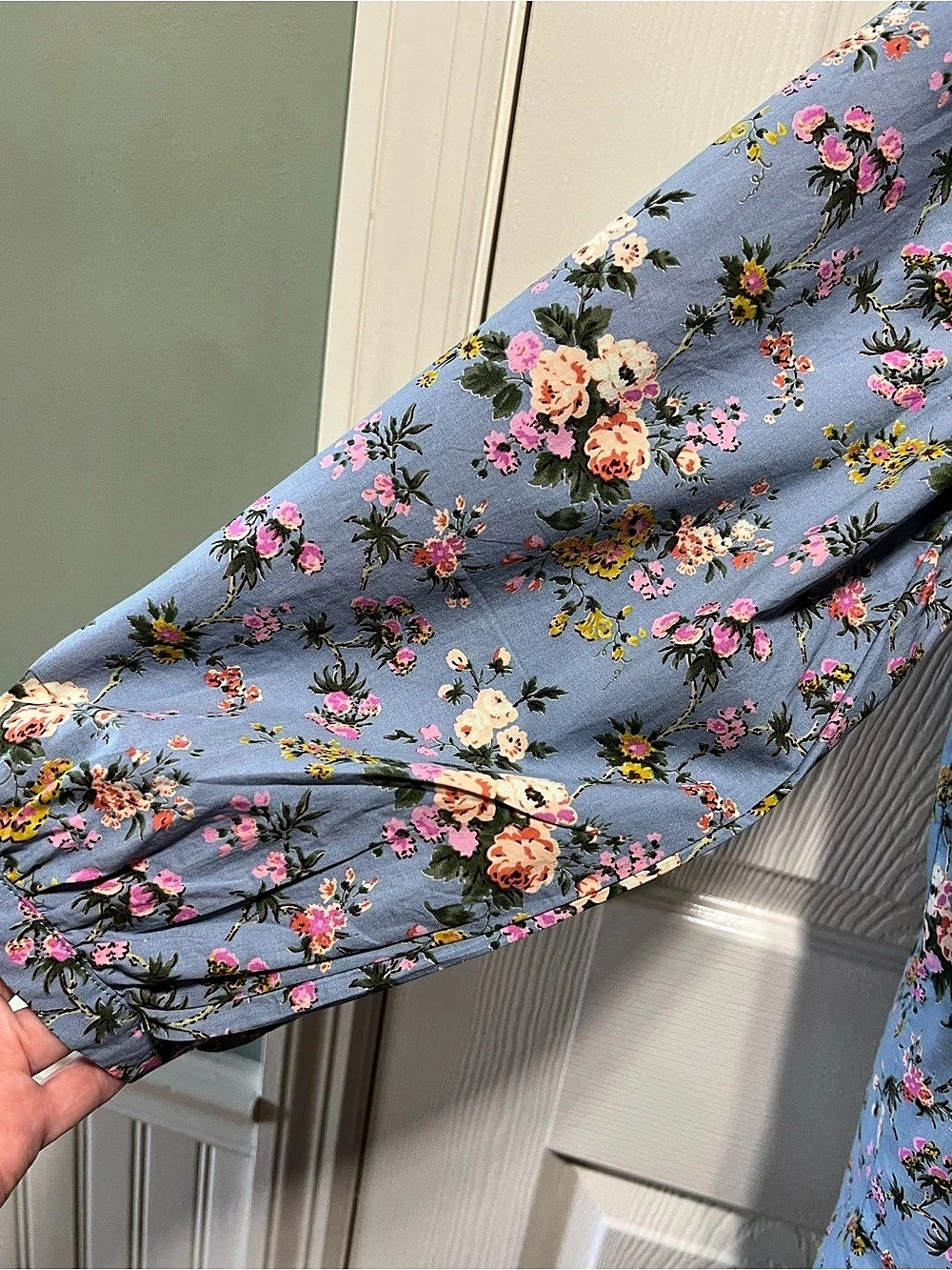 entro Large Blue Floral Ruffle Shoulder V-Neck Cotton Blouse - Picture 7 of 11